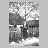 098-0003 Anni Wittke aus Sielacken im Winter 1938 vor dem Haus von Mueller.jpg